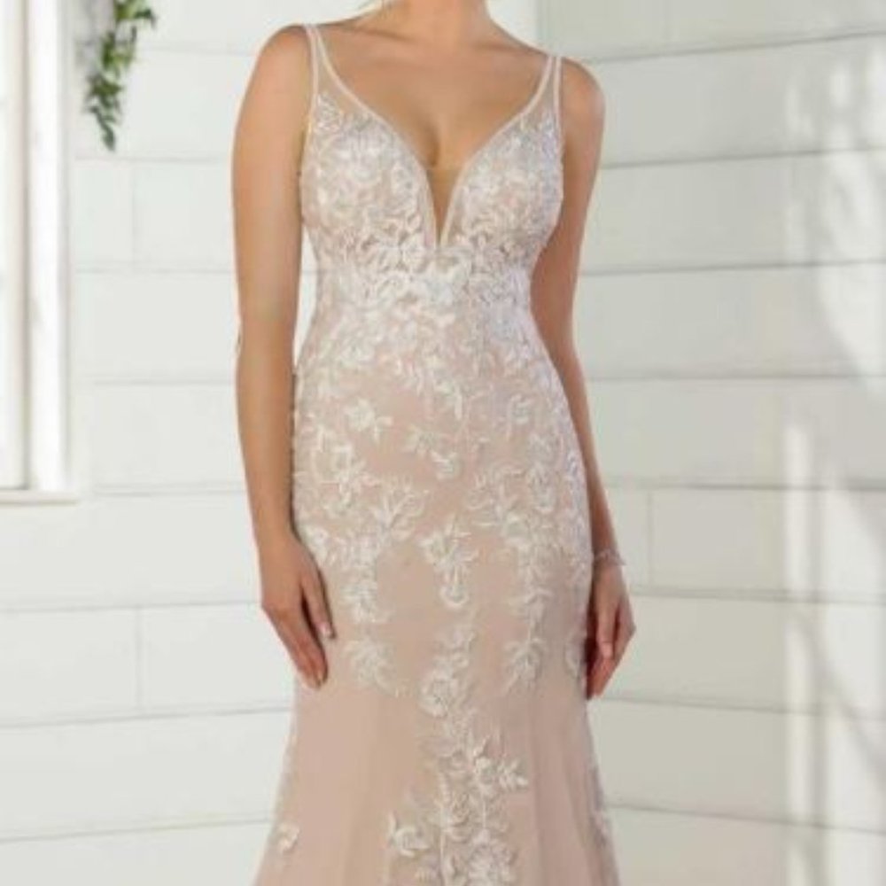 Wedding Dress (Never Worn!)